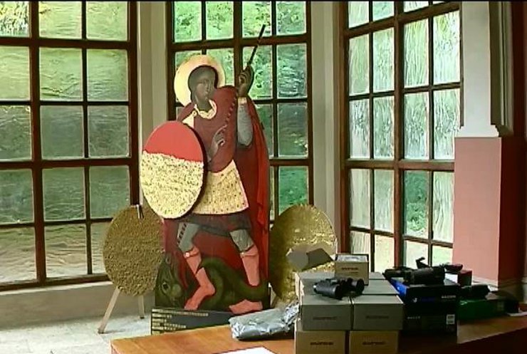 У Львові лицар з дерева зібрав півмільйона гривень для армії