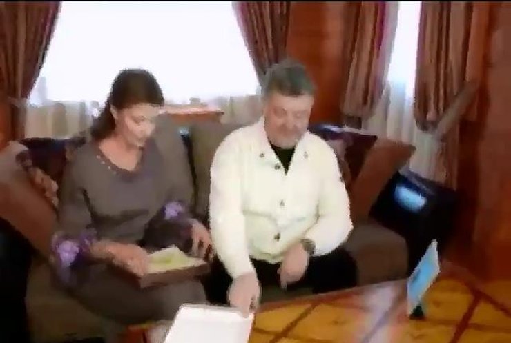 На 49-летие Порошенка дети Украины подарили свои рисунки (видео)