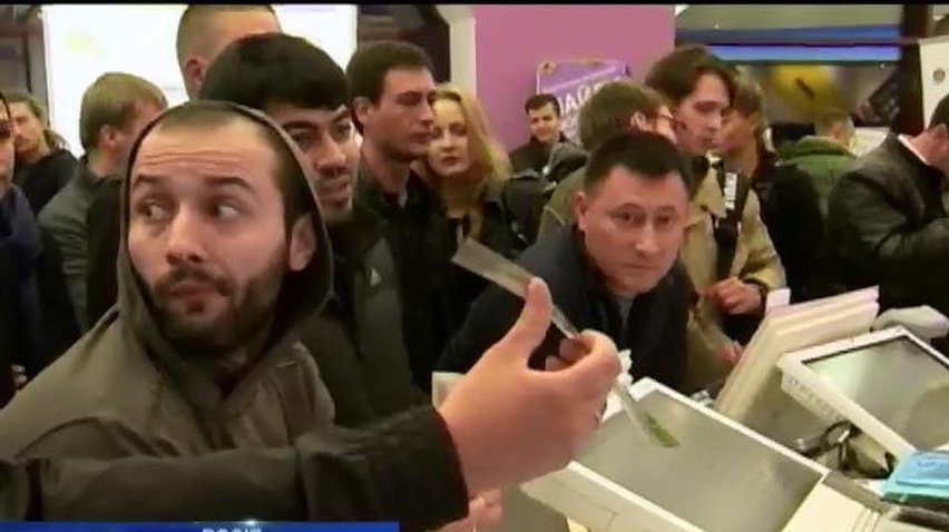 Світ у кадрі: Шалені черги за iPhone 6 у Росії та жінка у космосі (відео)