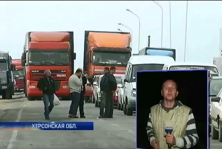 Из-за изменения правил пропуска грузов в Крым на границе застряли сотни фур