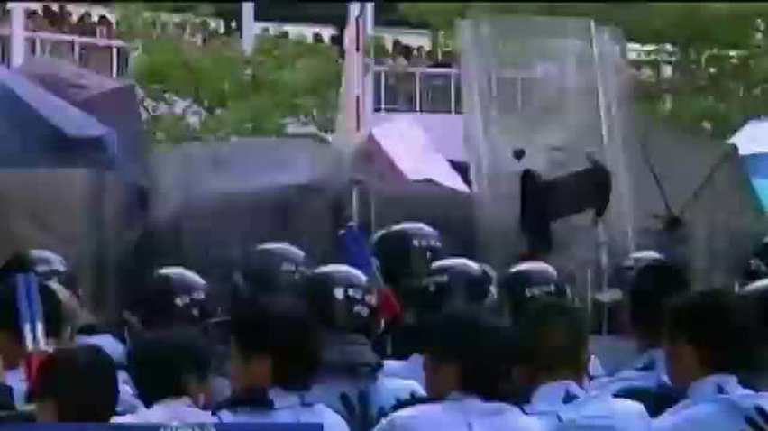 У Гонконзі студенти побилися з поліцією