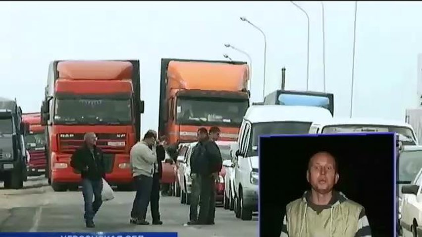 Из-за изменения правил пропуска грузов в Крым на границе застряли сотни фур