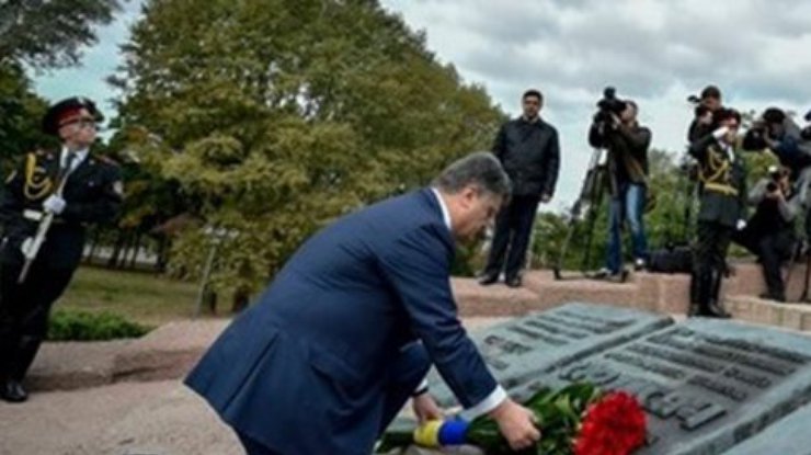Порошенко с Яценюком и Турчиновым почтили память жертв Бабьего Яра (фото)