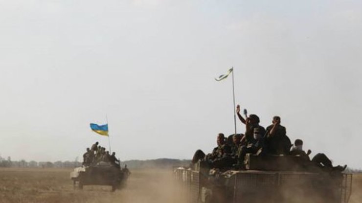 В аэропорту Донецка танк террористов подбил украинский БТР: 7 убитых