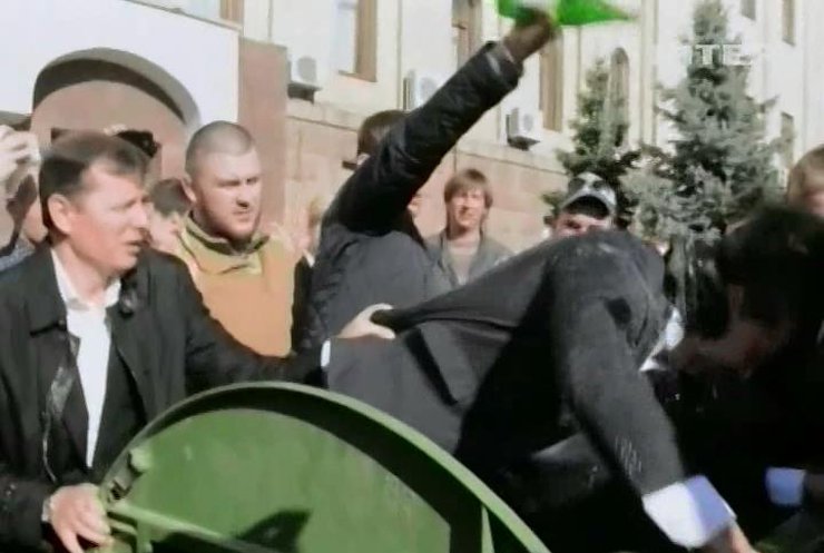 Выборы 2014: Ляшко закинул в мусорный бак чиновника из Кировограда