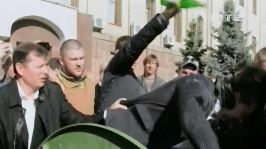 Выборы 2014: Ляшко закинул в мусорный бак чиновника из Кировограда