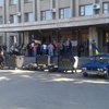 В Славянске активисты строят баррикады у горсовета и требуют люстрации (фото)