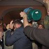Прокурору Днепропетровской области Федыку высыпали на голову урну с мусором