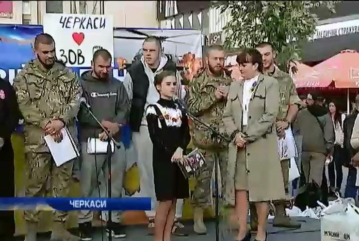 В Черкасах діти передали обереги для бійців батальйону "Азов"