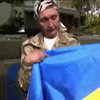 Медсестра "Айдара" вынесла из плена украинский флаг с именами пленных (видео)