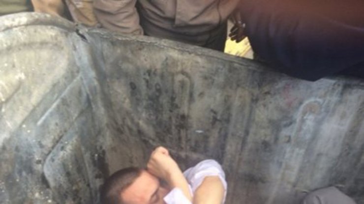 В Ирпене бросили в мусорный бак главу теризбиркома Алексея Гаврилюка