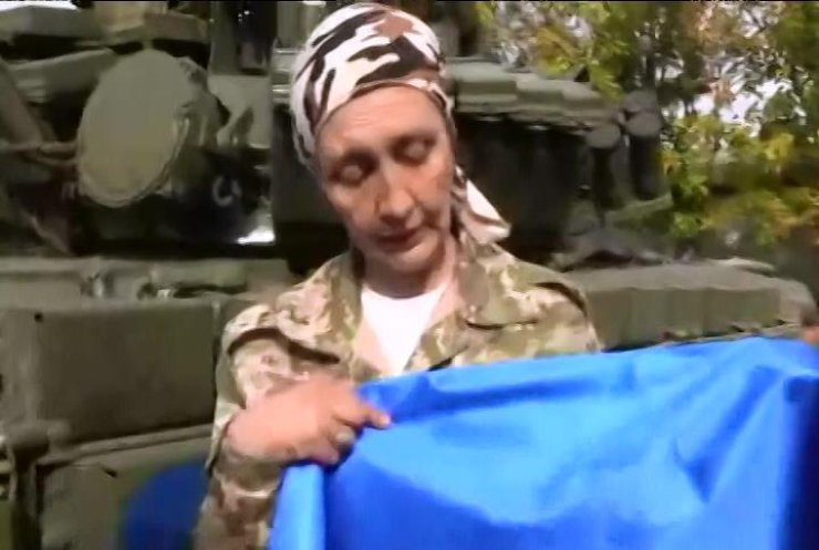 Медсестра Татьяна вынесла от террористов флаг с именами пленных солдат (видео)