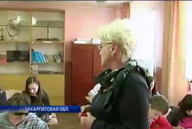Учителям в Украине к празднику урезают зарплаты