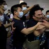 В Гонконге "титушки" напали на демонстрантов (фото)