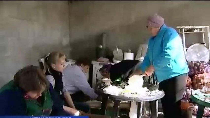 В селах Черкасской области консервируют борщ для солдат (видео)