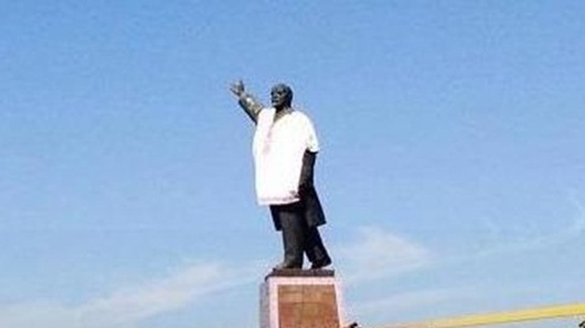 Ленина в Запорожье одели в вышиванку (фото, видео)