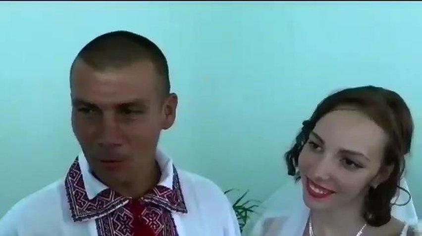В Счастье играют свадьбы под обстрелом минометов (видео)