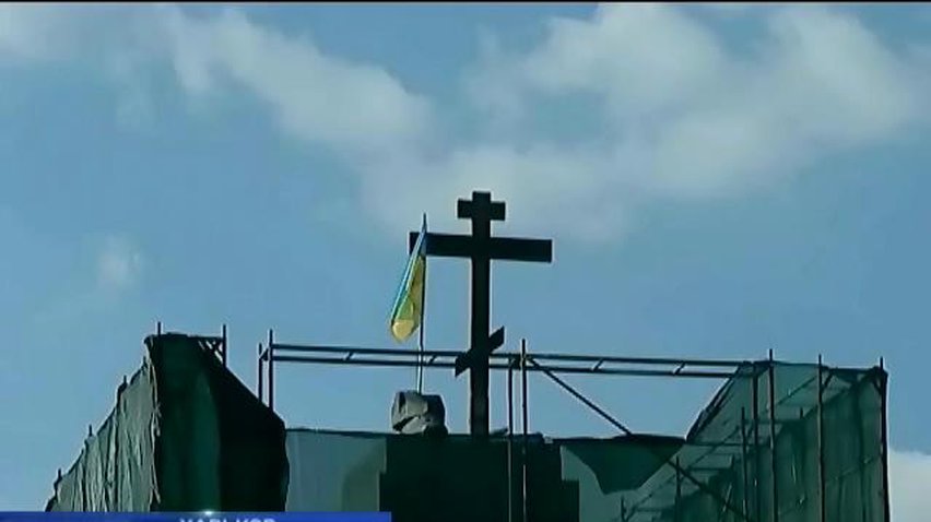 В Харькове на месте Ленина появился деревянный крест (видео)