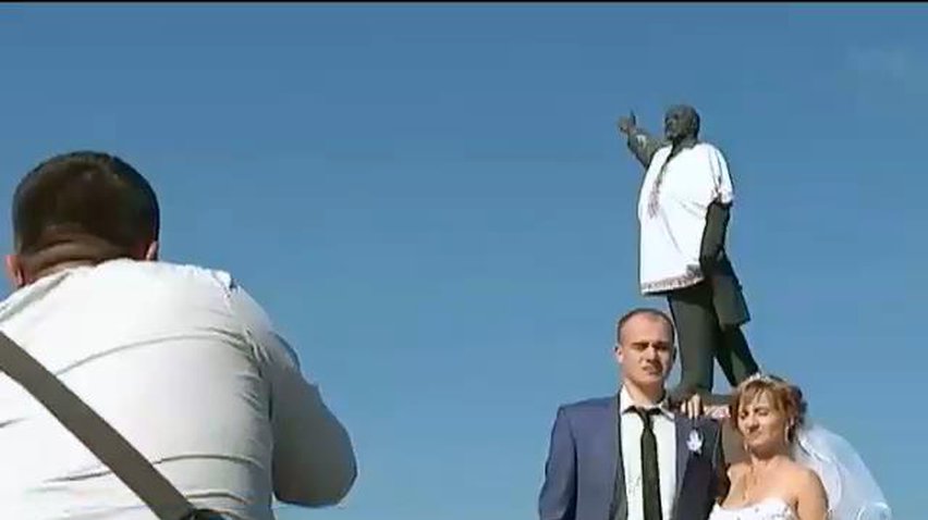 Ленін у вишиванці став пам'яткою Запоріжжя для молодят (відео)