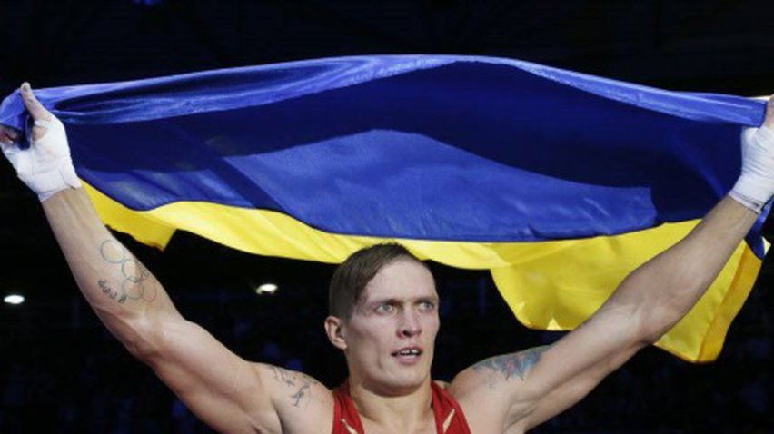 Боксер Олександр Усик здобув титул чемпіона, відправивши у нокаут Деніела Брюера