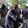В Николаеве чиновника бросили в мусорный бак за пьяное ДТП (видео)