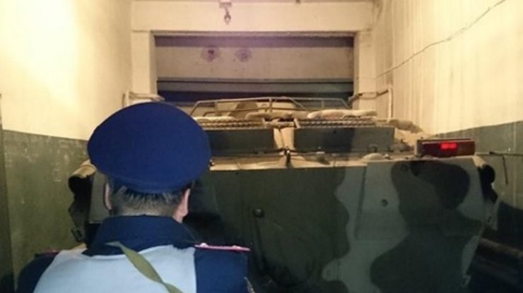 В Харькове на бывшем авторемонтном заводе нашли спрятанный БТР (видео)