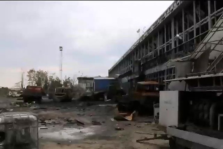 Терористи не забирають тіла вбитих біля аеропорту Донецька (відео)