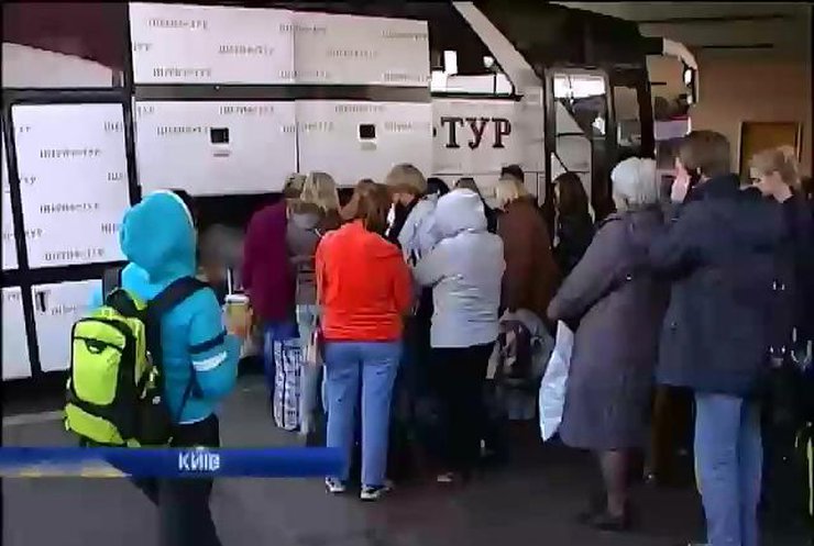 Біженці бояться за свої домівки та повертаються на Донбас (відео)