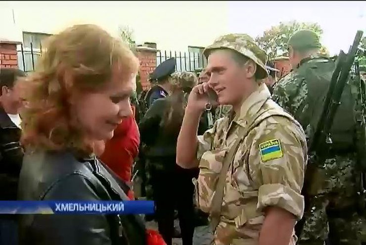 Хмельницкий оркестром зустрів бійців, що повернулися з Маріуполя