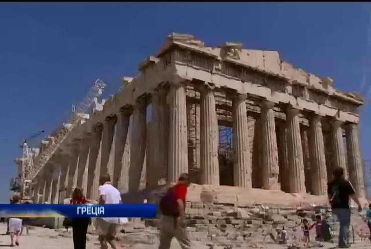 Паркурщики з Росії обвалили стіну храму в Греції