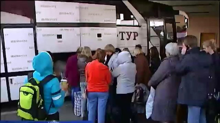 Біженці бояться за свої домівки та повертаються на Донбас (відео)