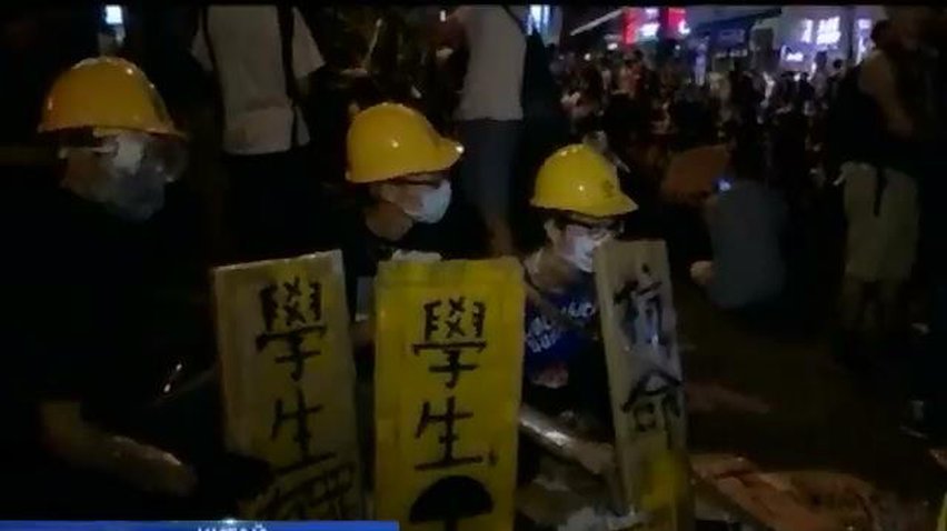 У Гонконзі протестувальники приберуть частину барикад