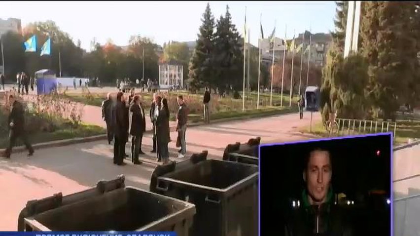 Из горсовета Славянска вооруженные спецназовцы виганяют активистов