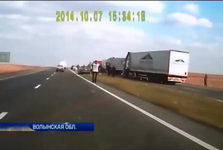 В аварии гумконвоя из Германии пострадали 5 грузовиков