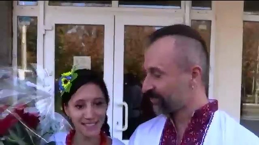 У Маріуполі одружилися боєць "Дніпра-1" та волонтерка (відео)