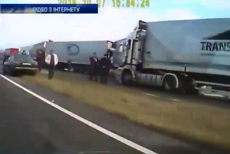 Гуманітарний конвой з Німеччини потрапив у ДТП через необачність водіїв