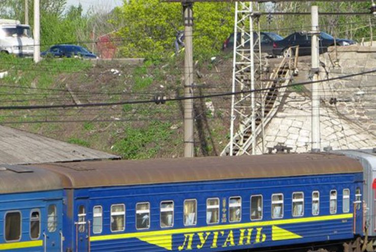 Поїзд Київ-Луганськ через теракт застряг у 66 км від Попасної