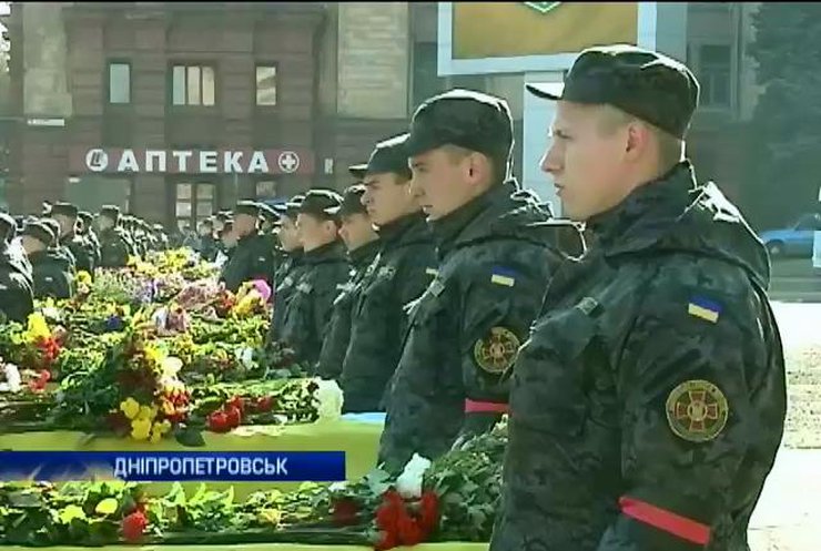 У Дніпропетровську сотні людей провели в останню путь військових, що загинули на Донбасі