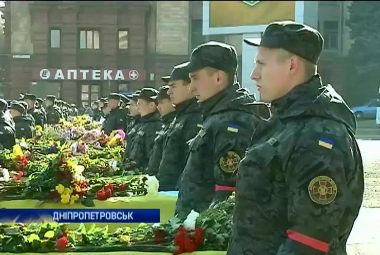 У Дніпропетровську сотні людей провели в останню путь військових, що загинули на Донбасі