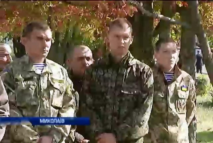 У Миколаєві близько тисячі людей попрощалися з героєм, що тримав оборону у аеропорту Донецька