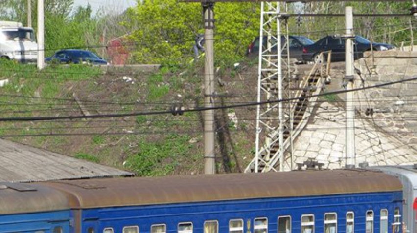 Поїзд Київ-Луганськ через теракт застряг у 66 км від Попасної