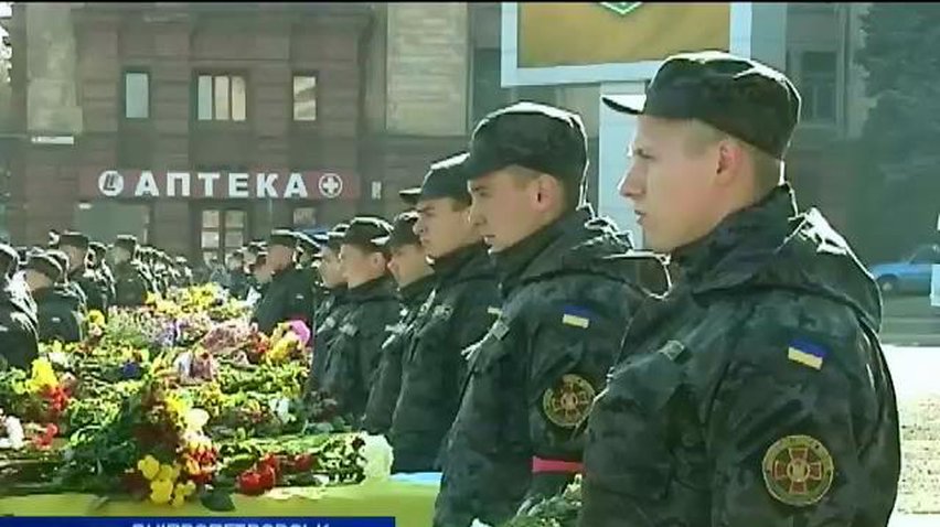 У Дніпропетровську сотні людей провели в останню путь військових, що загинули на Донбасі