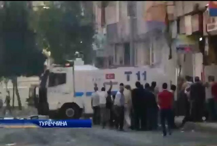 21 людина загинула через сутички із поліцією у Туреччині (відео)