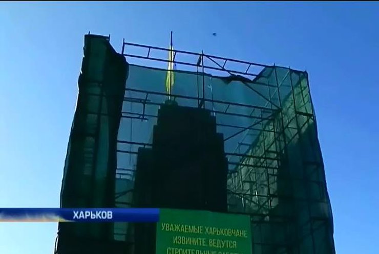 На месте снесенного Ленина в Харькове установили украинский флаг