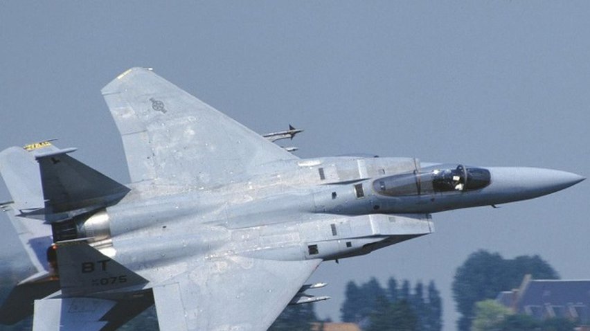 У Великій Британії винищувач F-15 впав неподалік школи
