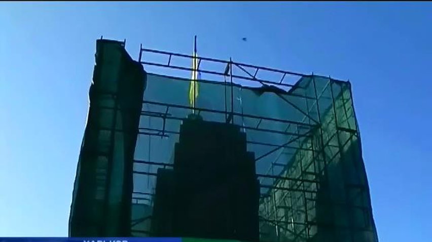 На месте снесенного Ленина в Харькове установили украинский флаг