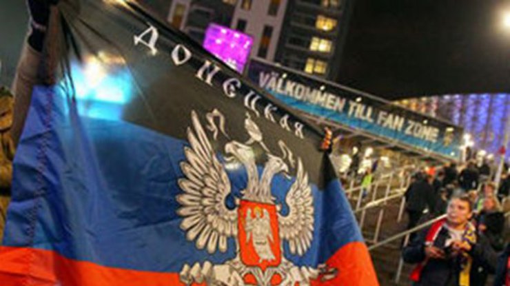 Россияне привезли на матч со шведами флаг террористов ДНР (фото)