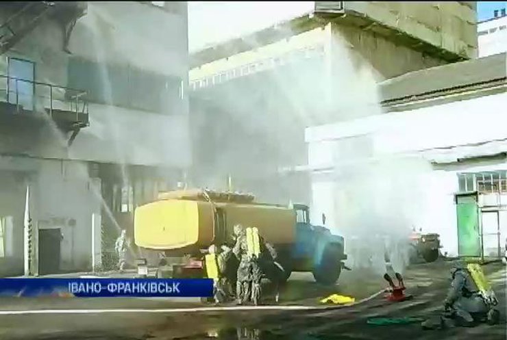 В Івано-Франківську рятувальники тренувалися витягати людей з-під завалів (відео)