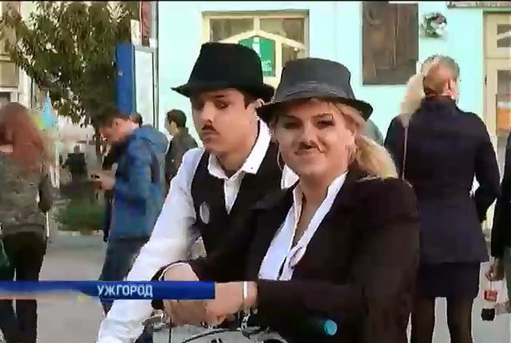 В Ужгороді влаштували велопарад на честь Чарлі Чапліна