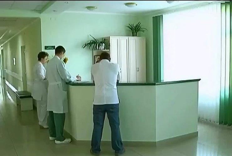 В Україні лікарів змушують писати заяви на зменшення зарплатні (відео)